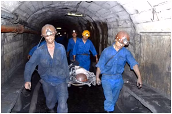 Lực lượng cứu hộ đưa công nhân bị nạn ra ngoài. Lực lượng cứu hộ đưa công nhân bị nạn ra ngoài.