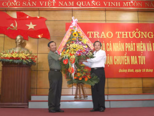 Bí thư Tỉnh ủy Quảng Bình Hoàng Đăng Quang tặng hoa chúc mừng Công an tỉnh Quảng Bình.