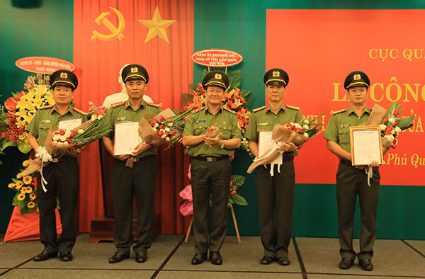 Trung tướng Bùi Mậu Quân - Cục trưởng Cục QLXNC, trao các quyết định về nhân sự của Công an cửa khẩu Cảng hàng không quốc tế Phú Quốc.