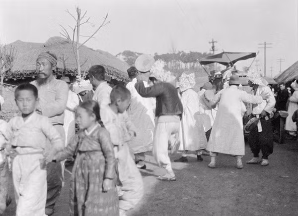 Quang cảnh một đám tang của người Hàn Quốc được chụp vào năm 1918.