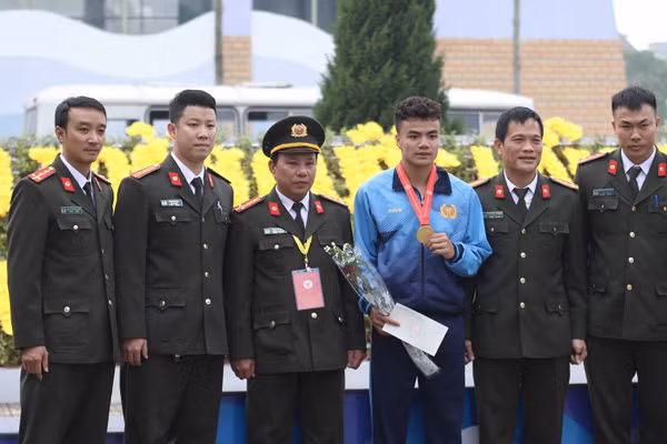 VĐV Ngần Ngọc Nghĩa (thứ tư từ trái sang) là điểm sáng của thể thao CAND tại Đại hội. Ảnh: Quý Lượng. VĐV Ngần Ngọc Nghĩa (thứ tư từ trái sang) là điểm sáng của thể thao CAND tại Đại hội. Ảnh: Quý Lượng.