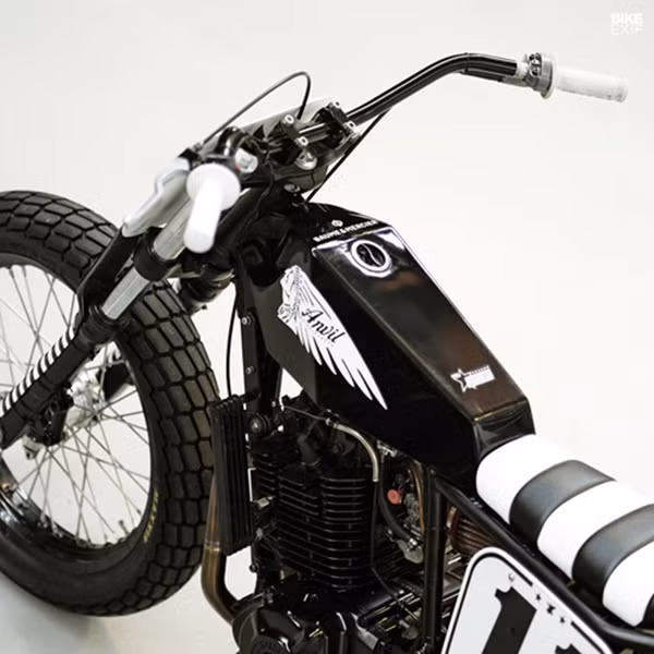 Khá nhiều chi tiết phụ trên hai bản độ Flat Tracker này giống nhau. Rõ nét nhất là bộ ốp phuộc trước và động cơ mang màu đen tuyền, thật khó phân biệt giữa 2 chiếc. 2 bình xăng cùng chung kiểu thiết kế được làm từ nhôm. Logo Indian ở bình xăng của cả 2 chiếc đánh dấu sự hợp tác giữa Indian Shrimp và đội đua Anvil Racing vừa mới thành lập.