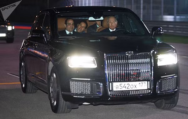 Tổng thống Nga Vladimir Putin điều khiển chiếc xe Aurus Senat chở Tổng thống Ai Cập Abdel Fattah el-Sisi thăm Sochi Autodrom. Đây là dòng siêu xe mới dành cho ông chủ Điện Kremlin.