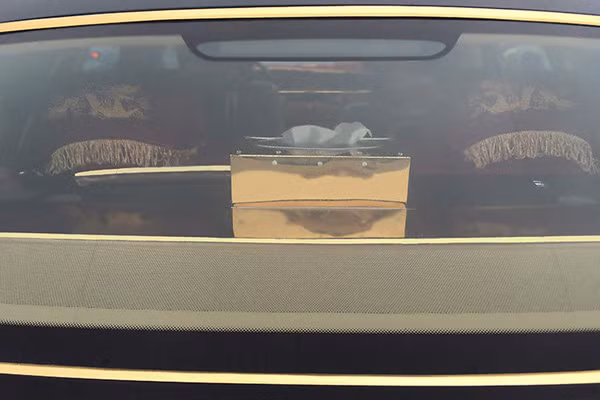 Bên cạnh các chi tiết xe được "dát vàng" 24k, chiếc xe siêu sang Rolls-Royce Phantom “phiên bản rồng” mới xuất hiện tại Hải Phòng này còn có biển số mang ý nghĩa trường thọ. Sở hữu khối động cơ V12, dung tích 6,75 lít, sản sinh công suất tối đa 453 mã lực ở vòng tua máy 5.350 vòng/phút, mô-men xoắn cực đại 720 Nm ở vòng tua 3.500 vòng/phút. Hộp số tự động 6 cấp.