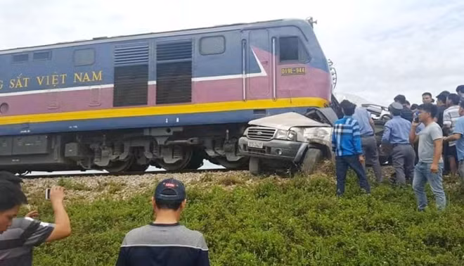 Vụ tai nạn thương tâm xảy ra giữa tàu hoả và xe ô tô 7 chỗ xảy ra trên địa bàn xã Hưng Mỹ, huyện Hưng Nguyên, Nghệ An ngày 25-8-2018.