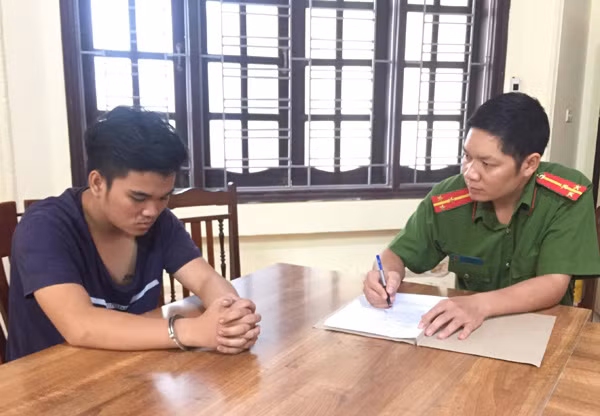 Cơ quan CSĐT Công an tỉnh Hưng Yên hỏi cung đối tượng Khơi.