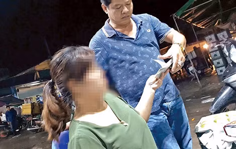 Tiểu thương ở chợ Long Biên tố cáo phải đóng tiền bảo kê cho một người đàn ông.