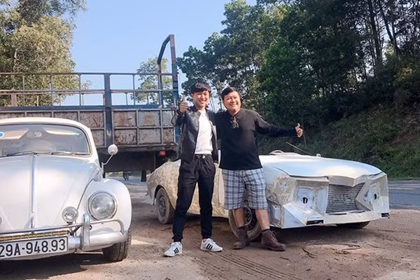 Hình ảnh một chiếc “siêu xe mui trần” tự chế của chàng trai người Hà Tĩnh Võ Trung Kiên xuất hiện trên mạng xã hội khiến dư luận xôn xao. Kiên cho biết, anh mất gần 2 tháng để hoàn thành tác phẩm đầu tay của mình.