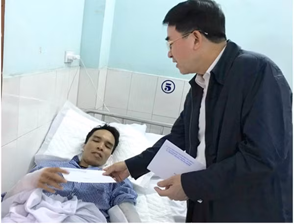 Phó Chủ tịch UBND TP Hải Phòng thăm và trao tiền hỗ trợ của thành phố cho nạn nhân tại Bệnh viện Việt Tiệp Hải Phòng.