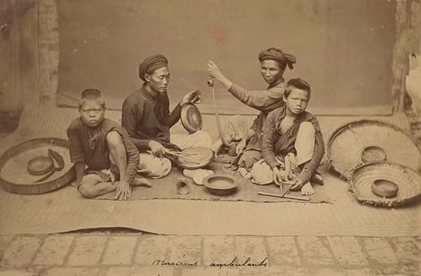 Gánh hát rong trên đường phố Hà Nội.