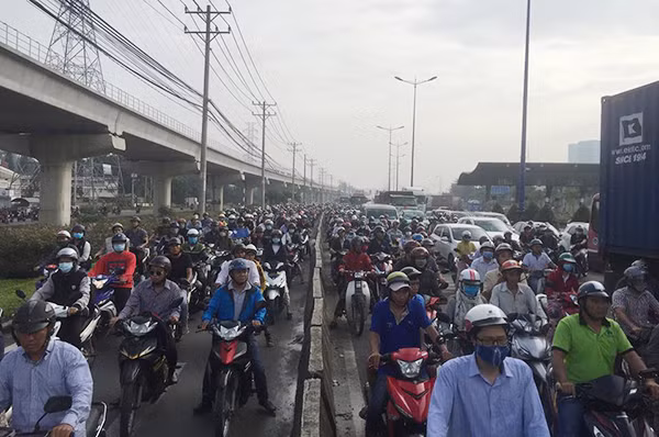 Nhiều người cố tình đi vào làn xe ôtô vào giờ cao điểm.