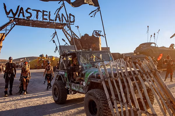 Diễn ra ở hoang mạc Mojave, lễ hội Wasteland Weeked 2018 thu hút hàng nghìn dân mê xe ôtô độ và đặc biệt là người hâm mộ bộ phim Mad Max tham gia.