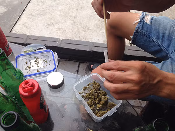 Một trường hợp đang chế “cỏ K” vào điếu “OCB” để thác loạn.