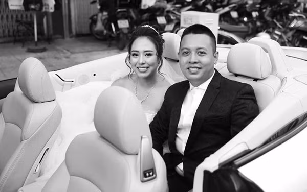 Tối ngày 1-11 vừa qua, tiệc cưới tại TP HCM của biker này cũng đã khiến cộng đồng mạng thêm sửng sốt. Đáng chú ý là những khách mời thân thiết của chú rể đã đưa nguyên dàn siêu xe mui trần, xế thể thao, "siêu bò" và cả những chiếc siêu môtô bạc tỉ đến mừng ngày vui cùng anh.