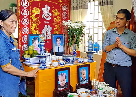 Thân nhân lặng người trước di ảnh vợ chồng nhà giáo Trần Hoàng Phong cùng hai đứa con bị nạn.