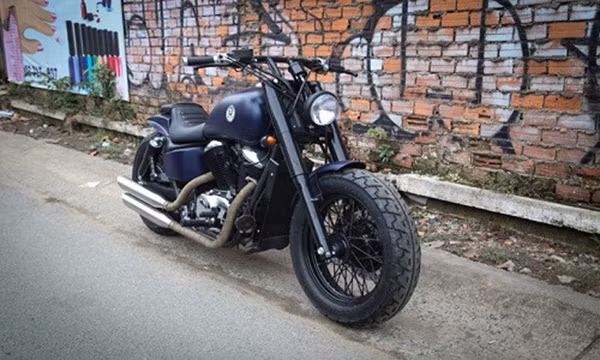 Mẫu cruiser ăn khách một thời Honda Shadow 400 đời 1997 (còn có tên gọi Honda VT400 tại một số thị trường) thuộc sở hữu của một biker ở Hải Phòng, được chuyển vào TP HCM để nâng cấp ngoại hình.