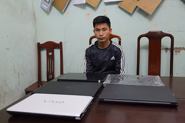 Đỗ Cao Phi cùng tang vật tại cơ quan Công an.