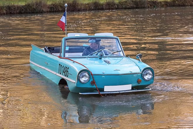 Nếu muốn sở hữu mẫu xe lội nước Amphicar 770 đời cũ hiện vẫn còn được sử dụng, bạn chỉ cần bỏ ra 8.000 bảng Anh (tương đương khoảng 237 triệu đồng).