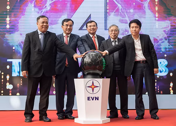 Lãnh đạo EVN tại lễ công bố “Cung cấp dịch vụ điện cấp độ 4”.