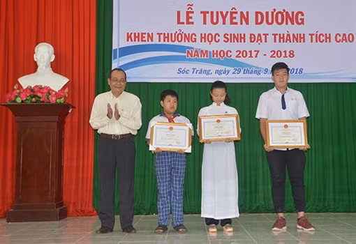 Phần mềm đánh giá lưu lượng giao thông của một học sinh trường làng