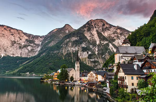Nép mình giữa dãy núi Alps mờ sương và tọa lạc bên hồ nước xanh thẳm, Hallstatt sở hữu những kiến trúc cổ tuyệt đẹp. Cùng với Varanasi, Ấn Độ, ngôi làng là một trong những khu định cư lâu đời nhất của con người. Ảnh: Astonishedxpression.