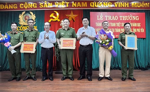 Bí thư Tỉnh ủy, Chủ tịch UBND tỉnh khen thưởng Công an Phú Yên