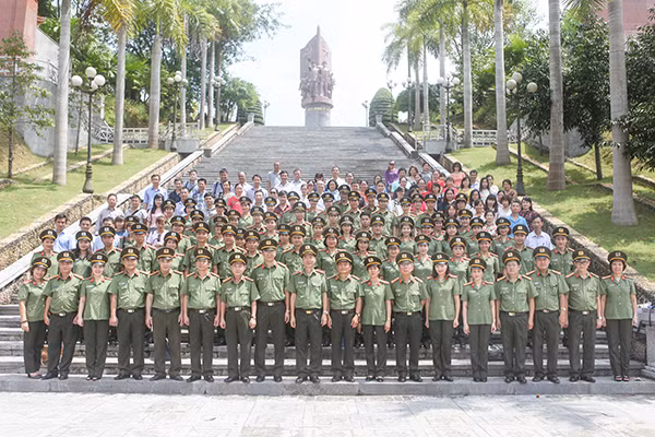 Cán bộ, chiến sĩ, phóng viên, công nhân viên Báo CAND về nguồn tại khu di tích lịch sử Nha Công an Trung ương dịp kỷ niệm 70 năm thành lập Báo.