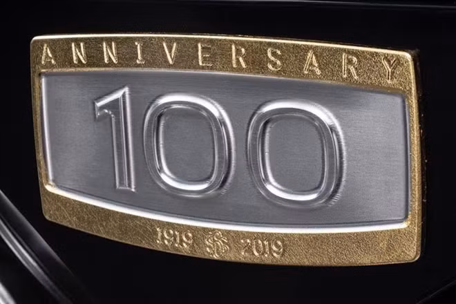 Logo kỳ niệm sinh nhật 100 năm cũng được làm bằng nhôm in nổi bật trên thân xe.