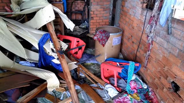 Nhiều đồ vật trong nhà bị hư hỏng và cháy rụi. Nhiều đồ vật trong nhà bị hư hỏng và cháy rụi.