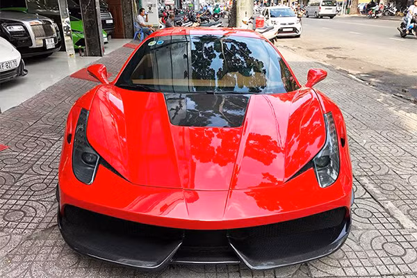 Siêu xe Ferrari 458 Italia mang gói độ Misha Designs xuất hiện tại Hà Nội gần đây là một trong những chiếc 458 Italia đầu tiên được đưa về nước trong năm 2010. Nó từng có thời gian nằm trong bộ sưu tập siêu xe của thiếu gia Phan Thành. Sau khi về tay ông chủ công ty nhập khẩu siêu xe quận 5, TP HCM, nó được "lột xác" qua gói độ Misha Designs.