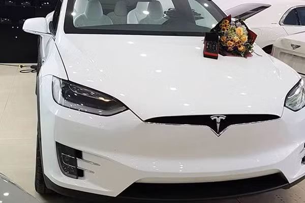 Ngay khi về Hà Nội, chiếc SUV điện Tesla Model X P100D đã được đại diện công ty nhập khẩu này tổ chức buổi lễ bàn giao cho chủ nhân.