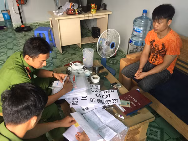 Công an thị xã Đồng Xoài, tỉnh Bình Phước làm việc với đại diện Công ty TNHH đầu tư - thương mại - dịch vụ Thắng Thư Tín ngày 22-10.
