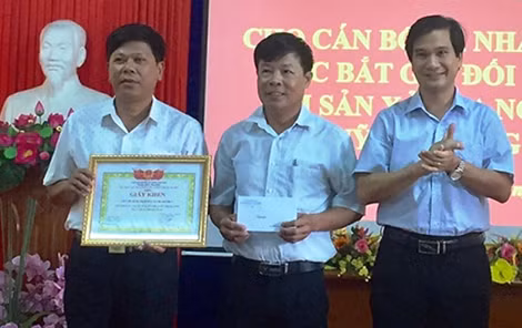 Ông Đặng Đại Tình - Chủ tịch Ủy ban nhân dân huyện Lệ Thủy trao tặng giấy khen, quà và hoa chúc mừng những người tham gia bắt cướp ở Quỹ tín dụng nhân dân xã Thanh Thủy. Ông Đặng Đại Tình - Chủ tịch Ủy ban nhân dân huyện Lệ Thủy trao tặng giấy khen, quà và hoa chúc mừng những người tham gia bắt cướp ở Quỹ tín dụng nhân dân xã Thanh Thủy.