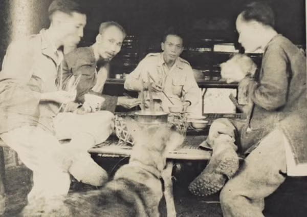 Bữa cơm tại chân đèo Re (Định Hóa - Thái Nguyên, tháng 10 năm 1948) của Chủ tịch Hồ Chí Minh, Tổng Bí thư Trường Chinh, Đại tướng Võ Nguyên Giáp và Ủy viên Ban thường vụ Trung ương Đảng Lê Đức Thọ.