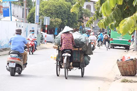 Xe ba gác chở đầy hàng hóa, người điều khiển khó quan sát được phía trước. Xe ba gác chở đầy hàng hóa, người điều khiển khó quan sát được phía trước.