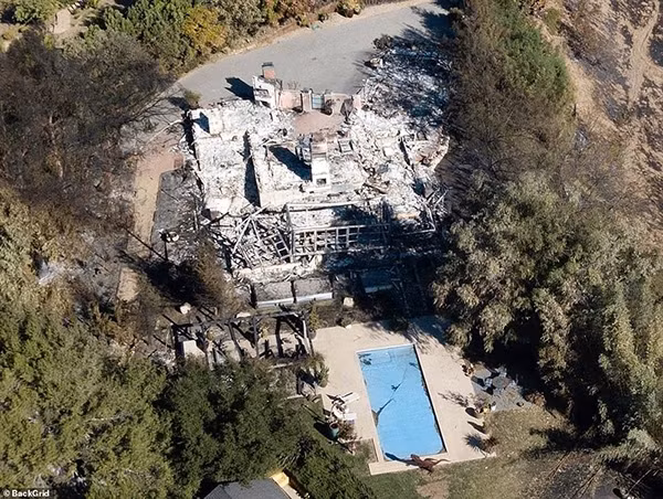 Biệt thự ở Malibu của ca sĩ Miley Ceyrus và Liam Hemsworth cũng bị lửa thiêu rụi.
