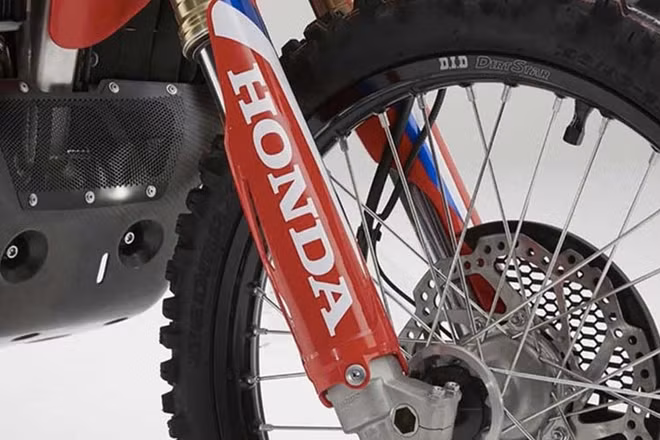 Ngoài các bổ sung mang đậm chất xe đua Honda Dakar nói trên, Honda CRF450L Rally được trang bị nhiều chi tiết khác bằng nhôm giúp giảm trọng lượng xe, ngay phía trên ống xả là hộp chứa dụng cụ sửa chữa.