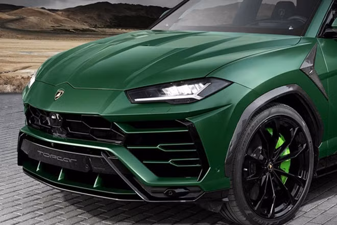 Sau khi độ, siêu SUV Lamborghini Urus sở hữu ngoại thất màu xanh quân đội mạnh mẽ và bodykit hầm hố làm bằng chất liệu carbon. Xe được trang bị bộ vành cỡ 21 inch.