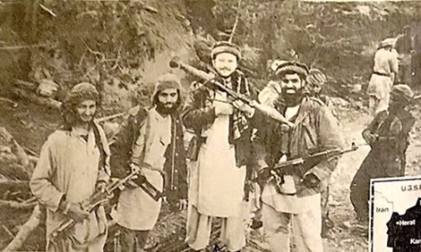 Jamal Khashoggi (người cầm súng B40, đứng giữa) từng phỏng vấn và thuyết phục bin Laden từ bỏ các hoạt động bạo lực nhưng bất thành. Ảnh: The Arab Weekly.