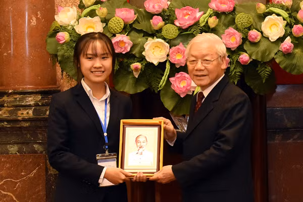 Tổng Bí thư, Chủ tịch nước Nguyễn Phú Trọng tặng ảnh Bác Hồ cho các cháu học sinh, sinh viên tiêu biểu, xuất sắc.