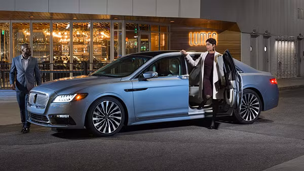Vẻ sang trọng của phiên bản đặc biệt Lincoln Continental 80th Anniversary Coach Door Edition.