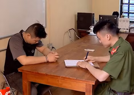 Công an huyện Thanh Oai lấy lời khai một đối tượng trong đường dây buôn bán hung khí, công cụ hỗ trợ.