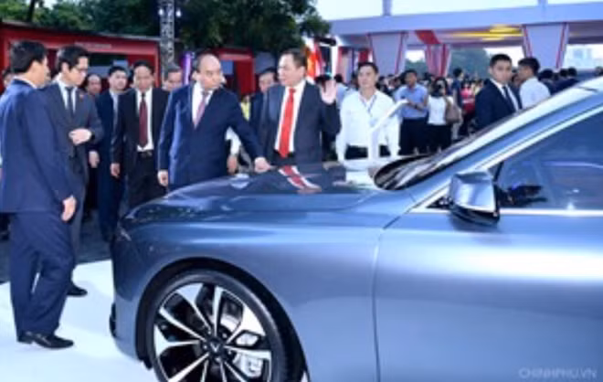 Thủ tướng Nguyễn Xuân Phúc tham quan mẫu ô tô của VinFast.