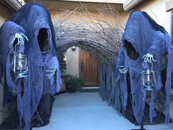 Trang trí cổng vào ngôi nhà giống như lối vào địa ngục, chủ nhân ngôi nhà biến lễ hội Halloween thành màn dọa ma khủng khiếp với những đứa trẻ thích xin kẹo.