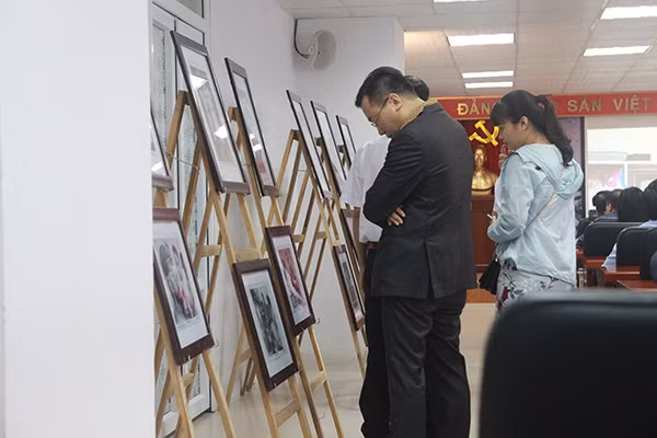 Các tác phẩm thu hút sự quan tâm của khách tham dự buổi trưng bày.