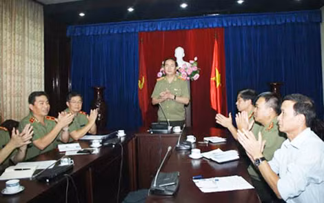 Đại tướng Trần Đại Quang, Bộ trưởng Bộ Công an chỉ đạo tại cuộc họp Ban chuyên án vụ Vinashin. Đại tướng Trần Đại Quang, Bộ trưởng Bộ Công an chỉ đạo tại cuộc họp Ban chuyên án vụ Vinashin.