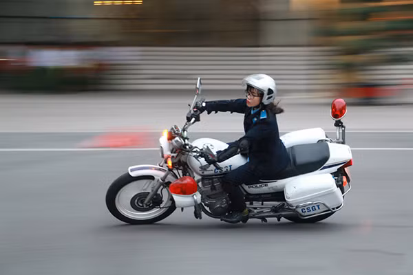 Nữ sinh cảnh sát thực hiện nhuần nhuyễn màn đổ người vào cua, phóng nhanh phanh gấp khiến nhiều người khâm phục.