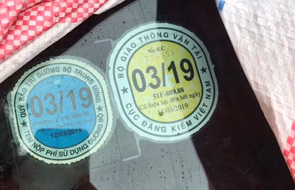Tem đăng kiểm và tem đóng phí đường bộ trên xe ghi biển kiểm soát 51F-889.88