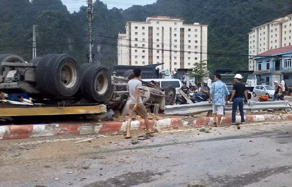 Hiện trường một vụ TNGT trên QL 18.