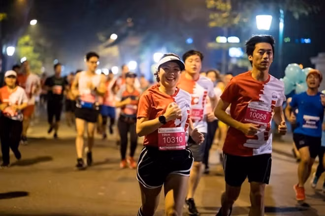 Vẻ hào hứng của một vận động viên nữ tại giải chạy Di sản Hà Nội năm 2018